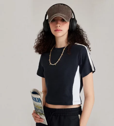 short sleeve contrast color crop top