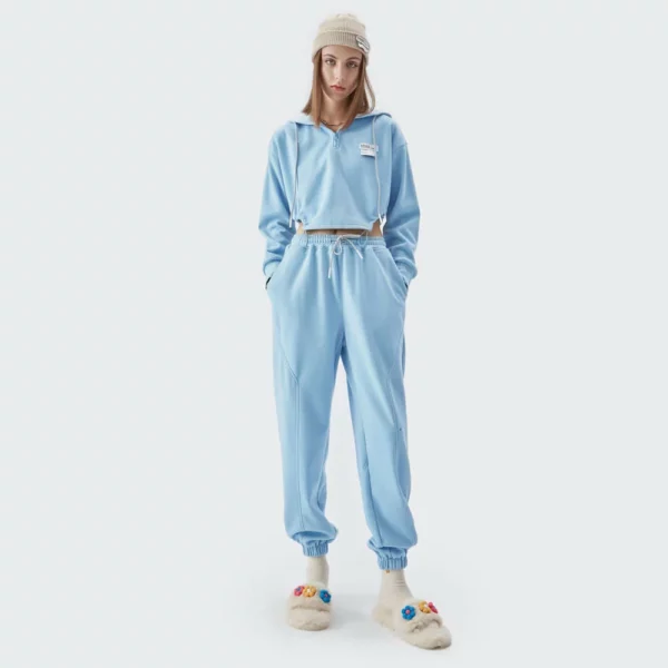Customized cropped sweatsuit set for woman