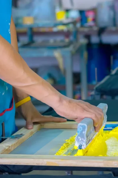 silk-screen-printing-worker2 silk-screen-printing-worker2
